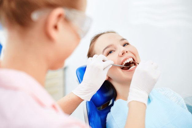 Kvinde til behandling hos tandlægen